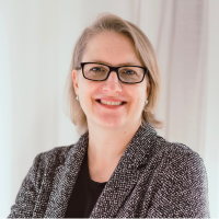 Farbporträt von Prof. Emily M. Engelhardt